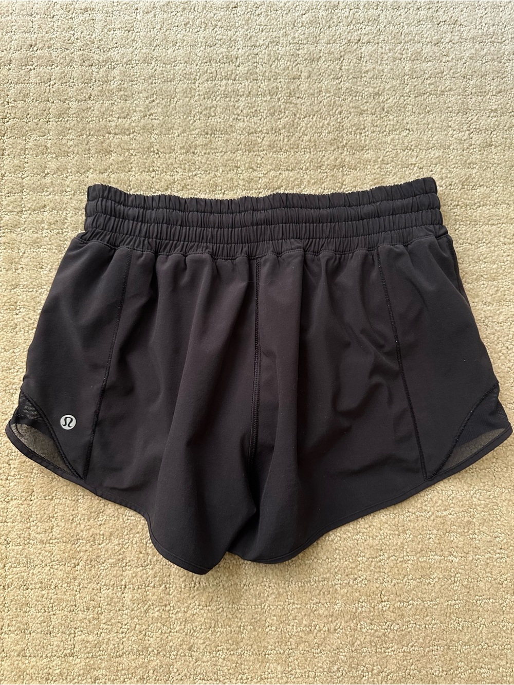 Lululemon Hotty hot high rise shorts 2.5 - Picture 2 of 4